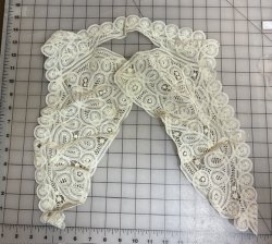 #3302 Beautiful antique lace collar!